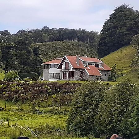 Chacara Com Wi-Fi, Churrasqueira E Lazer Em 쿠냐 외부 사진